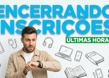 Homem atento olhando smartwatch em frente a aviso de encerramento de inscrições com ilustrações de livros e eletrônicos