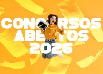 Mulher comemorando com tablet na mão rodeada de papéis voando com texto Concursos Abertos 2026 em fundo laranja