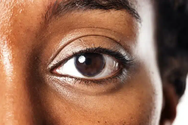 Olho humano em close mantendo contato visual direto durante uma conversa, representando as diversas características reveladas pela psicologia.