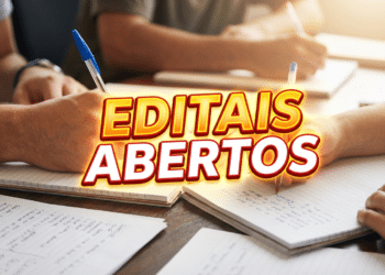 Pessoas escrevendo em cadernos sobre mesa durante momento de estudo em grupo