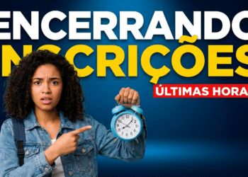 Mulher aponta para despertador azul com expressão de urgência ao lado de texto sobre encerramento das inscrições