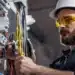 Eletricista profissional realizando manutenção em quadro de energia com equipamentos de segurança – profissão técnica com alta demanda no Brasil
