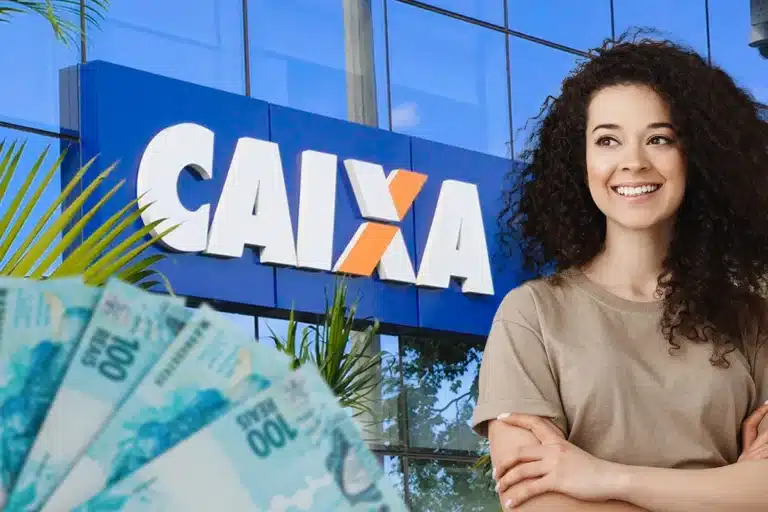 Mulher sorridente de braços cruzados próximo à fachada da Caixa e dinheiro em destaque