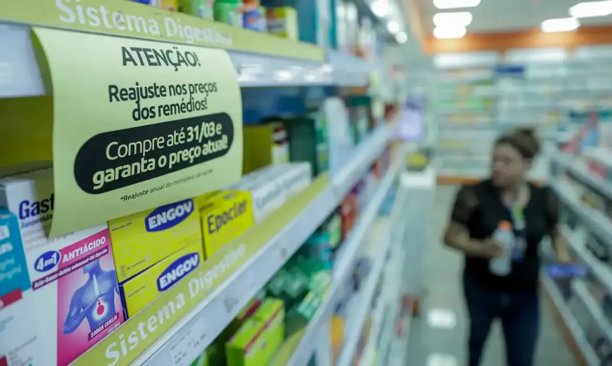 Ilustração de farmácia instalada dentro de supermercado após nova lei que autoriza venda de medicamentos nesses estabelecimentos.