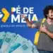 Homem sorridente com mochila amarela e notas de R$100 ao fundo, promovendo o programa de poupança do ensino médio Pé-de-Meia