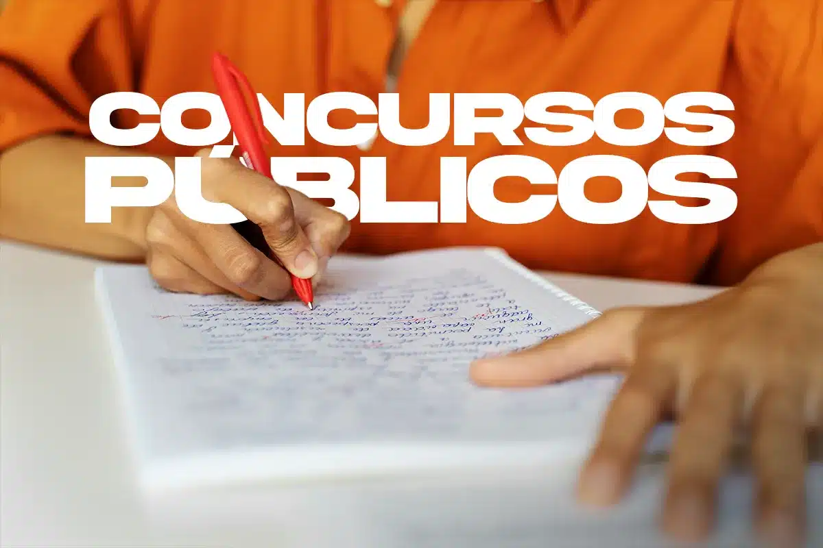 Pessoa escrevendo em caderno com texto Concursos Públicos sobreposto