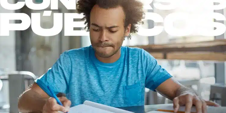Jovem estudante se preparando para o concurso público PGE RN 2026 que abre inscrições com salários acima de R$ 8 mil