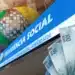 Fachada do INSS com placa azul e notas de cem reais em destaque no primeiro plano