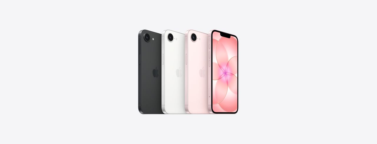 Quatro iPhones lado a lado exibindo traseira e uma tela ligada com fundo rosa