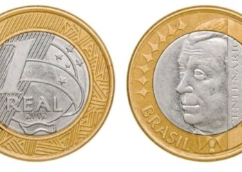 Lado a lado, as duas faces da moeda de 1 real de 2002. À esquerda, o valor de face com a data. À direita, o busto de Juscelino Kubitschek com a inscrição Centenário Juscelino Kubitschek.