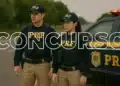 Dois policiais rodoviários federais em patrulhamento na estrada, com a imagem sobreposta pela palavra 'CONCURSO'.