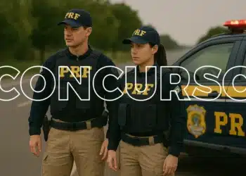 Dois policiais rodoviários federais em patrulhamento na estrada, com a imagem sobreposta pela palavra 'CONCURSO'.