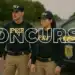 Dois policiais rodoviários federais em patrulhamento na estrada, com a imagem sobreposta pela palavra 'CONCURSO'.