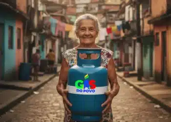 Idosa segurando botijão do programa Gás do Povo em rua de comunidade durante nova fase de distribuição gratuita