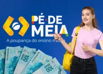 Estudante com mochila apontando para o logo do programa Pé-de-Meia com destaque para pagamento de R$ 1.000 para alunos do ensino médio