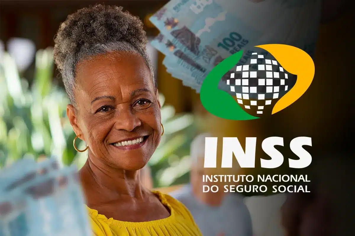 Mulher idosa sorridente em primeiro plano com o logotipo oficial do INSS à direita e mãos segurando notas de 100 reais ao fundo.