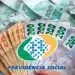 Notas de real brasileiras espalhadas com destaque para valores do INSS e símbolo da Previdência Social sobre benefícios pagos de R$ 10.594,44
