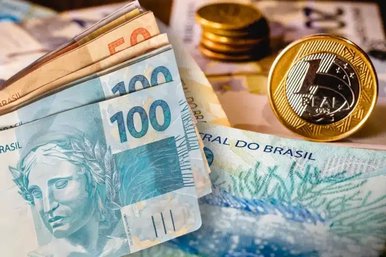 Beneficiários do PIS Pasep e BPC recebem pagamentos antecipados em março representados por cédulas de real e moedas.