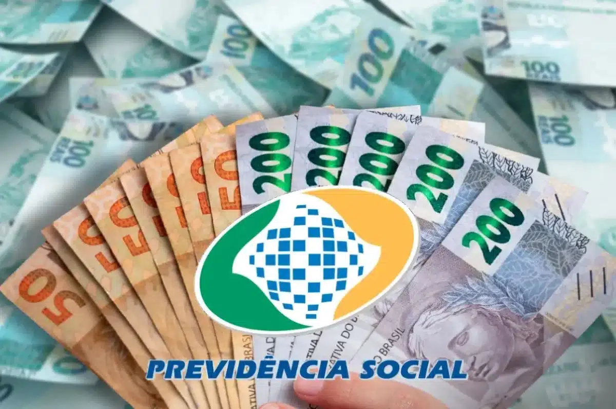 Notas de dinheiro do Brasil, incluindo valores de 50, 100 e 200 reais, com o logo da Previdência Social ao centro.