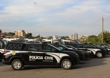 Viaturas caracterizadas da Polícia Civil estacionadas em área urbana relacionada à organização do concurso administrativo da PC MG.