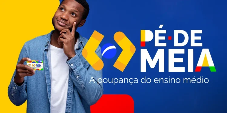 Pessoa segurando o cartão do Pé-de-Meia, com fundo colorido, representando o saque de R$ 1.000 do programa.