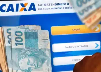 Beneficiário realizando saque de mais de R$ 6 mil em caixa eletrônico da Caixa Econômica Federal.