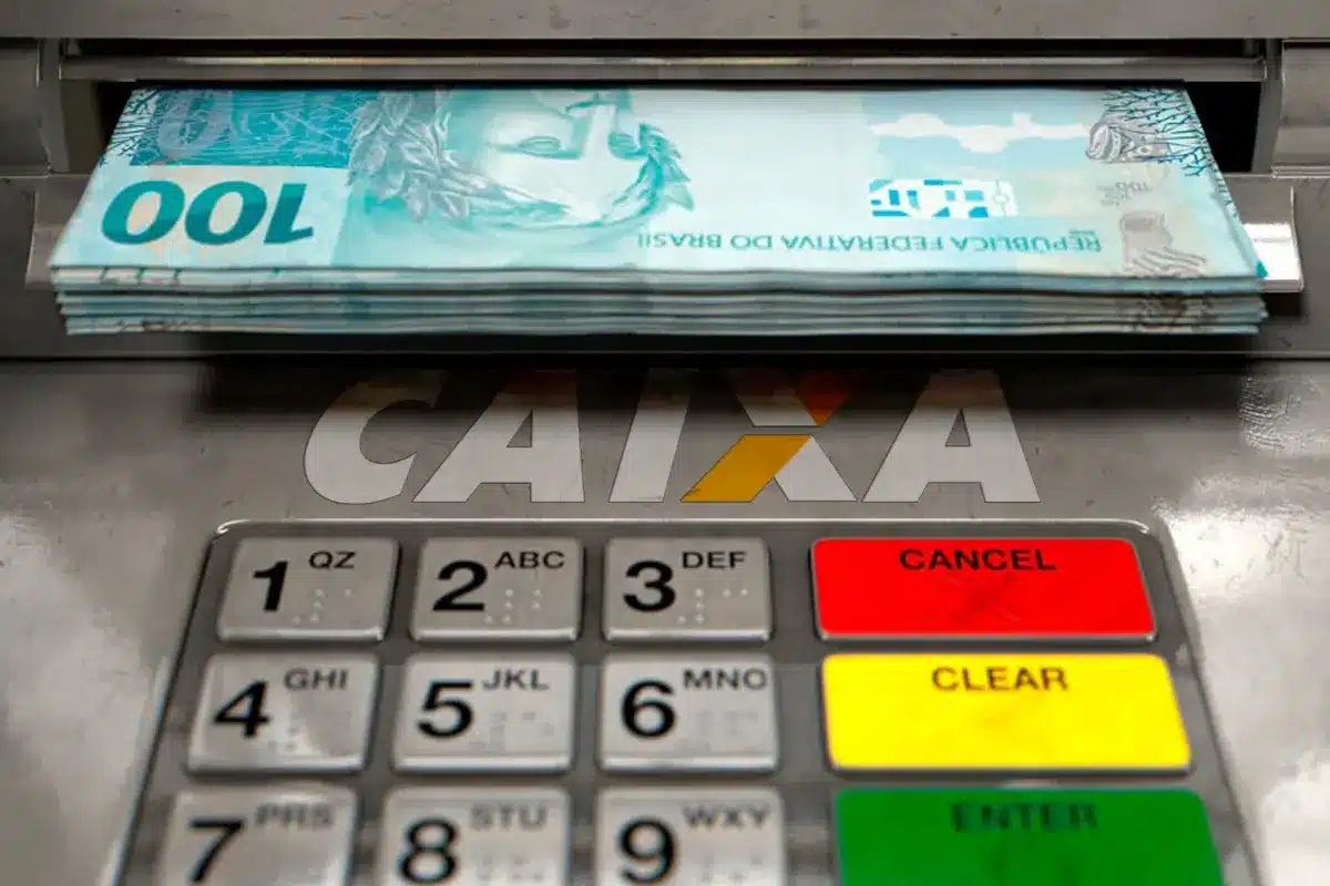 Terminal de autoatendimento da Caixa com cédulas de 100 reais ilustrando liberação do Saque Calamidade do FGTS