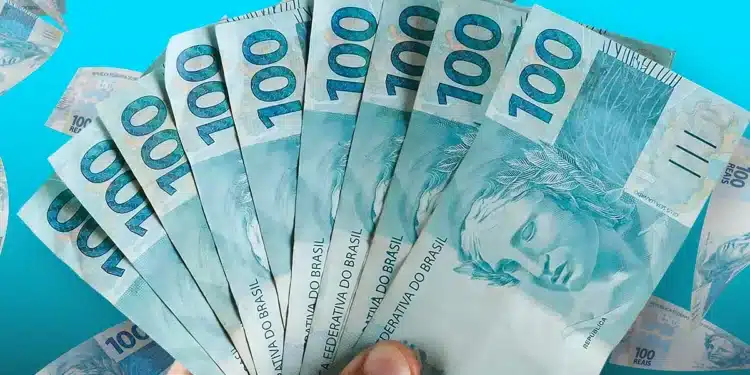 Notas de 100 reais, representando o valor total de mais de R$ 6 mil disponibilizado pela Caixa Econômica Federal.
