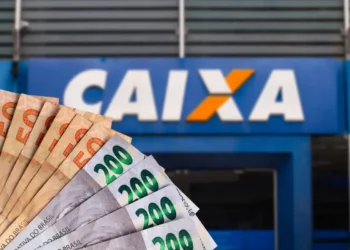 Nota de R$ 200 e R$ 50 com a fachada da agência CAIXA ao fundo, informando sobre a solicitação do valor de R$ 6.220 para CPFs com finais 0 a 9 até 30/03.