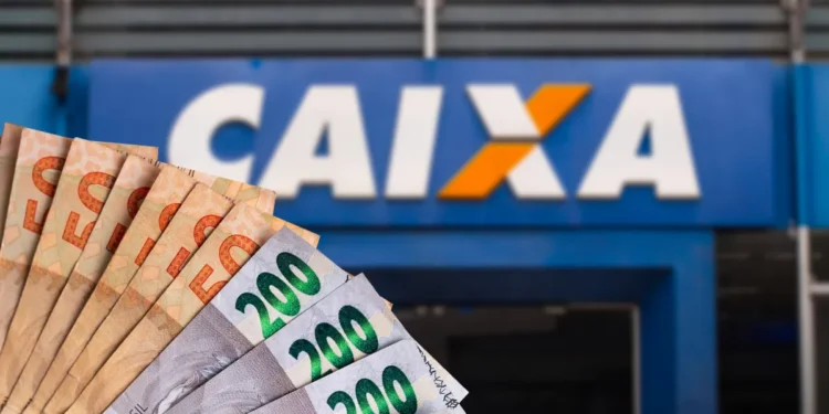 Notas de dinheiro em frente à agência da Caixa Econômica Federal representando pagamento de R$ 1.050 da Caixa