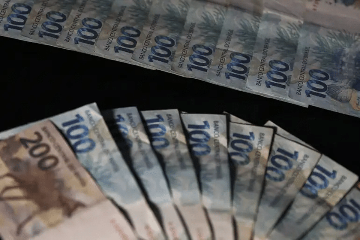 Valor do benefício INSS: cédulas de R$ 100 e R$ 200 representando o piso de R$ 1.621