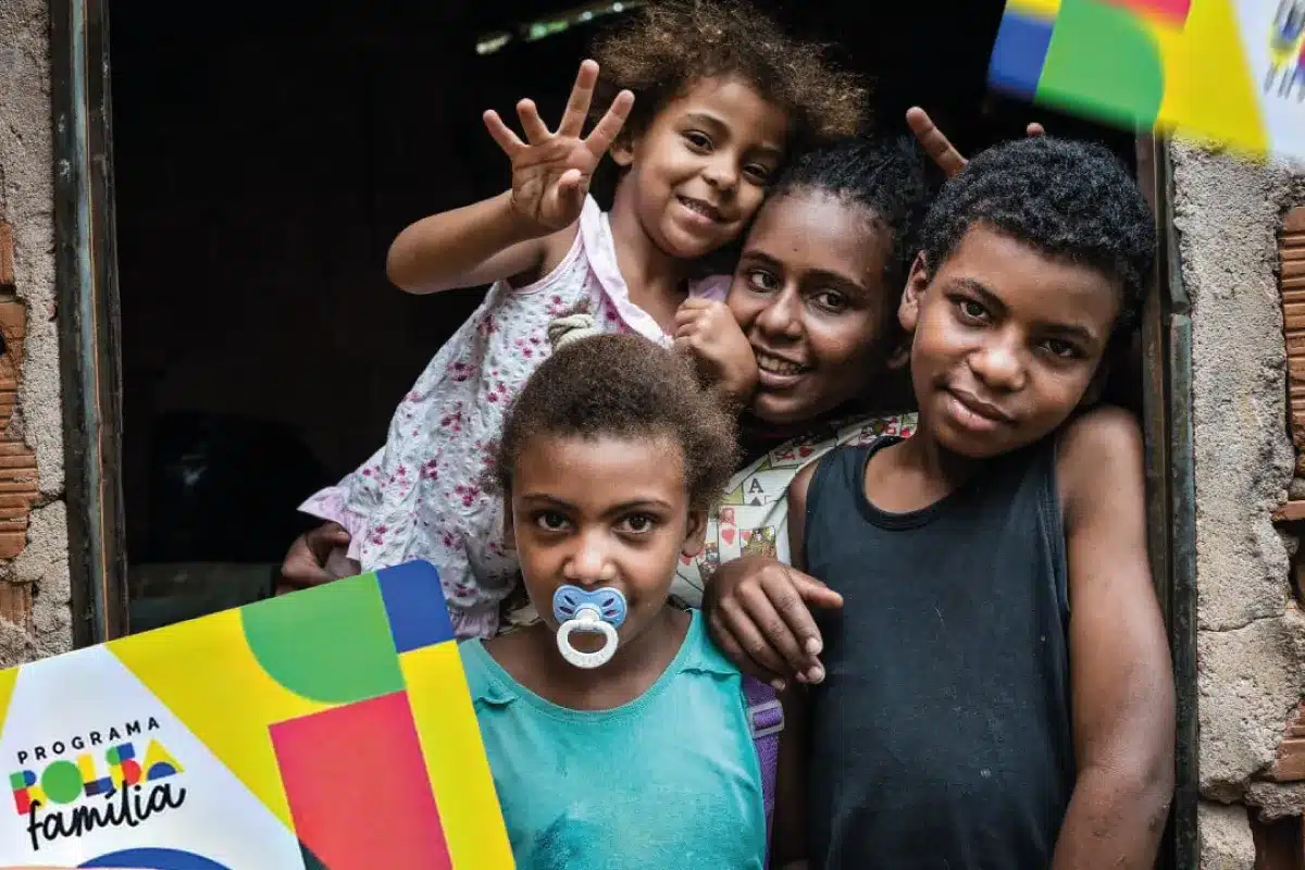Crianças de família beneficiária do Bolsa Família em contexto de acesso a direitos sociais básicos.