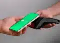 Pagamento com Pix em loja internacional usando QR Code em maquininha de cartão.