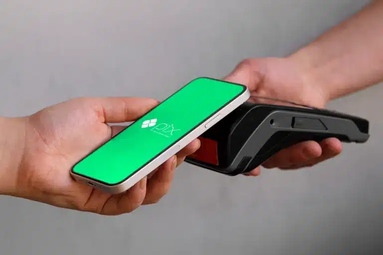 Pagamento com Pix em loja internacional usando QR Code em maquininha de cartão.