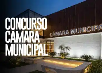 Fachada moderna da Câmara Municipal com destaque para concurso público em São Paulo.