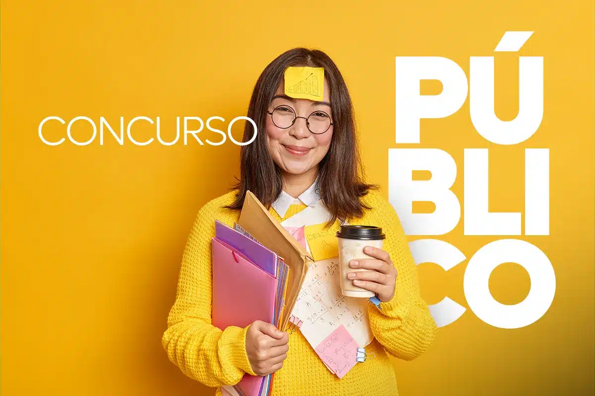 Estudante sorridente segurando materiais de estudo e café, com fundo amarelo e os dizeres "Concurso Público", ilustrando a preparação para o ISS Manaus.