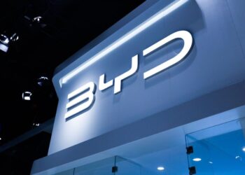 Fachada iluminada de loja BYD com logotipo em destaque.