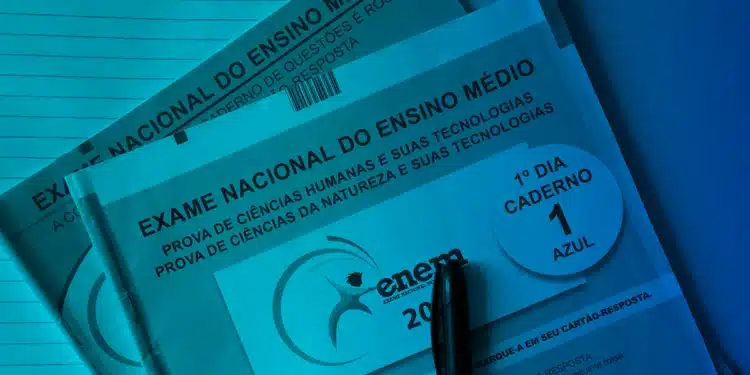 Foto dos cadernos de prova do Enem sobre uma mesa, representando temas atuais que podem aparecer no exame de 2026.
