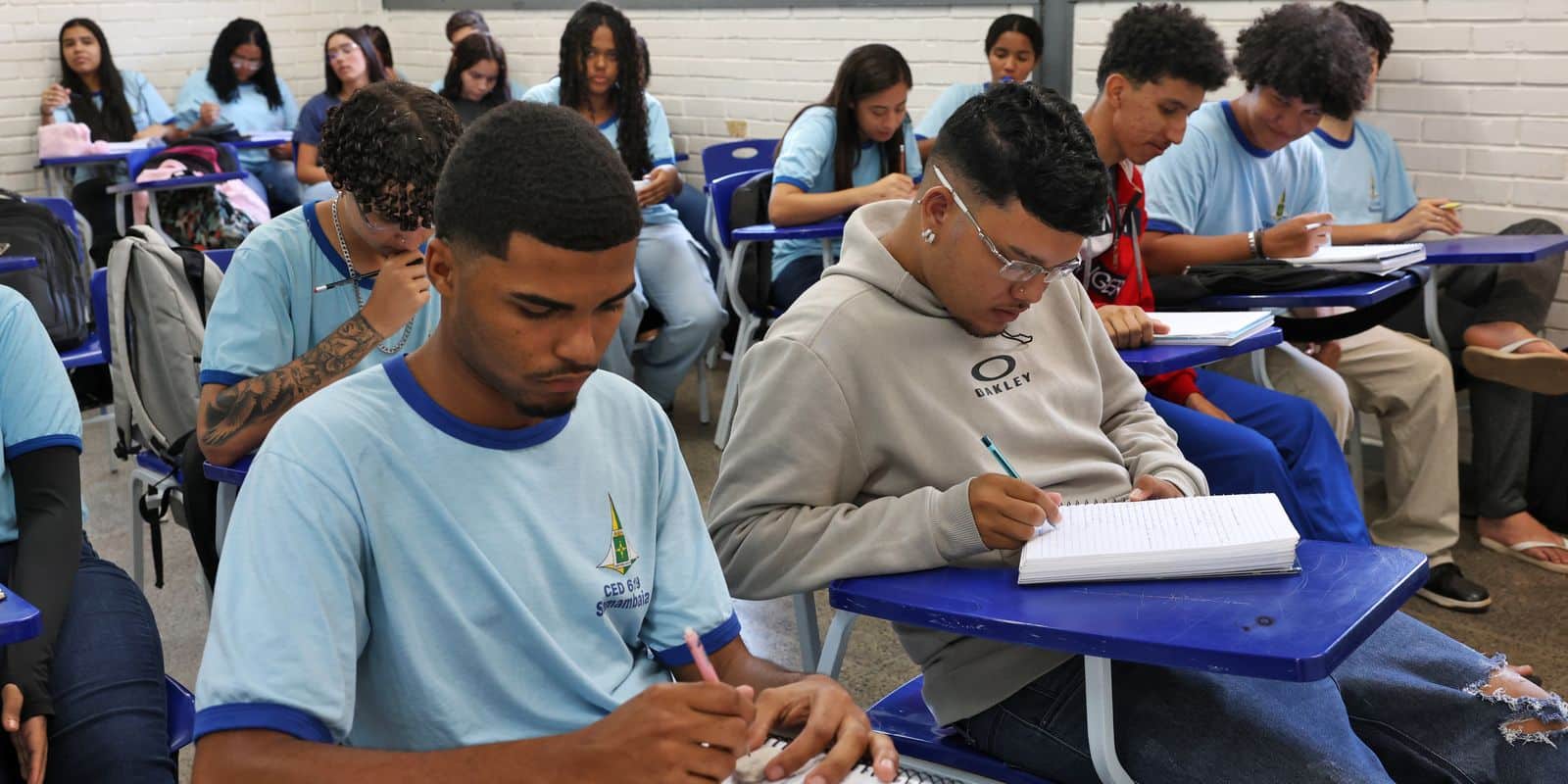Estudantes em sala de aula durante atividade escolar, ilustrando preparação para o Encceja 2026.