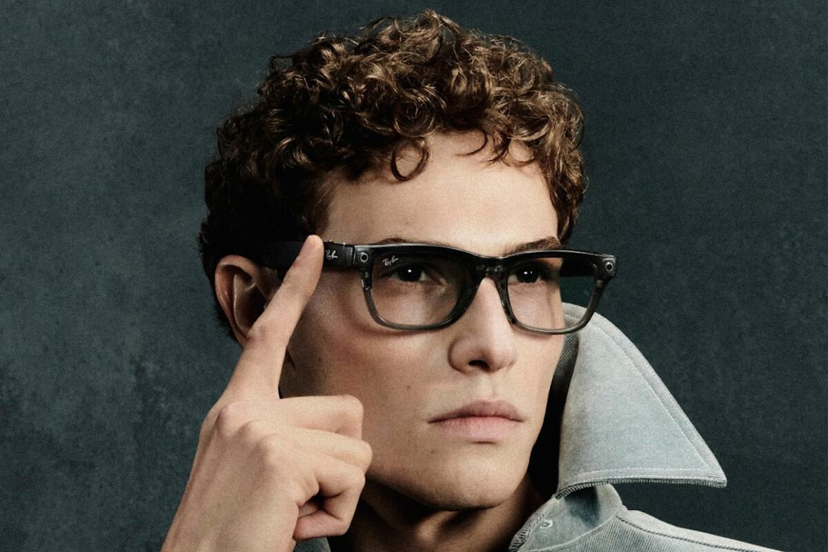 Modelo de óculos inteligentes Ray-Ban com lentes de grau, lançados pela Meta, sendo usado por um modelo masculino.