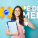 Estudante segurando cadernos consulta frequência escolar para verificar direito ao benefício Pé-de-Meia.