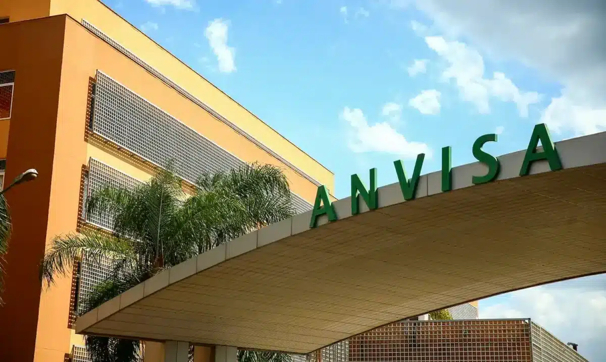 Fachada da sede da Anvisa no Brasil com destaque para alerta sobre recolhimento de protetores solares e repelentes.