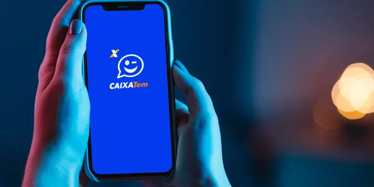 Pessoa usando o aplicativo CAIXA Tem em um smartphone para movimentar o benefício do Bolsa Família.
