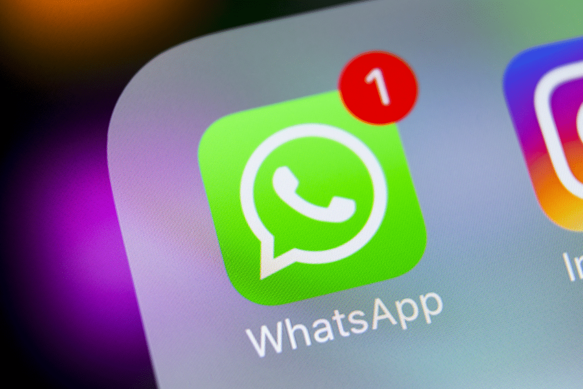 Ícone verde do WhatsApp com badge vermelho mostrando 1 notificação em tela de celular, ícone do Instagram ao lado
