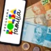 Bolsa Família abril 2026 — smartphone com logo do programa ao lado de notas de reais