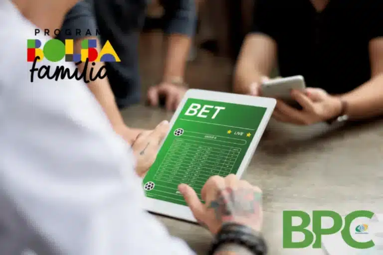 Pessoas interagindo com um dispositivo digital, mostrando uma plataforma de apostas esportivas, com o logo do Programa Bolsa Família e o logo do BPC na parte inferior.