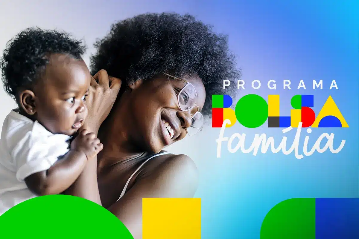 Mãe sorrindo com bebê no colo ao lado do logo do Programa Bolsa Família — calendário de abril