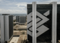 Vista aérea do edifício-sede do Banco do Brasil em Brasília, com o logotipo da instituição em destaque na fachada.