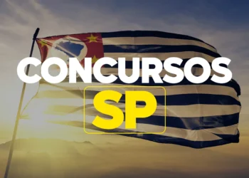 Bandeira do estado de São Paulo ao vento com texto Concursos SP sobre concurso da Prefeitura de Boituva com salários acima de 6 mil reais