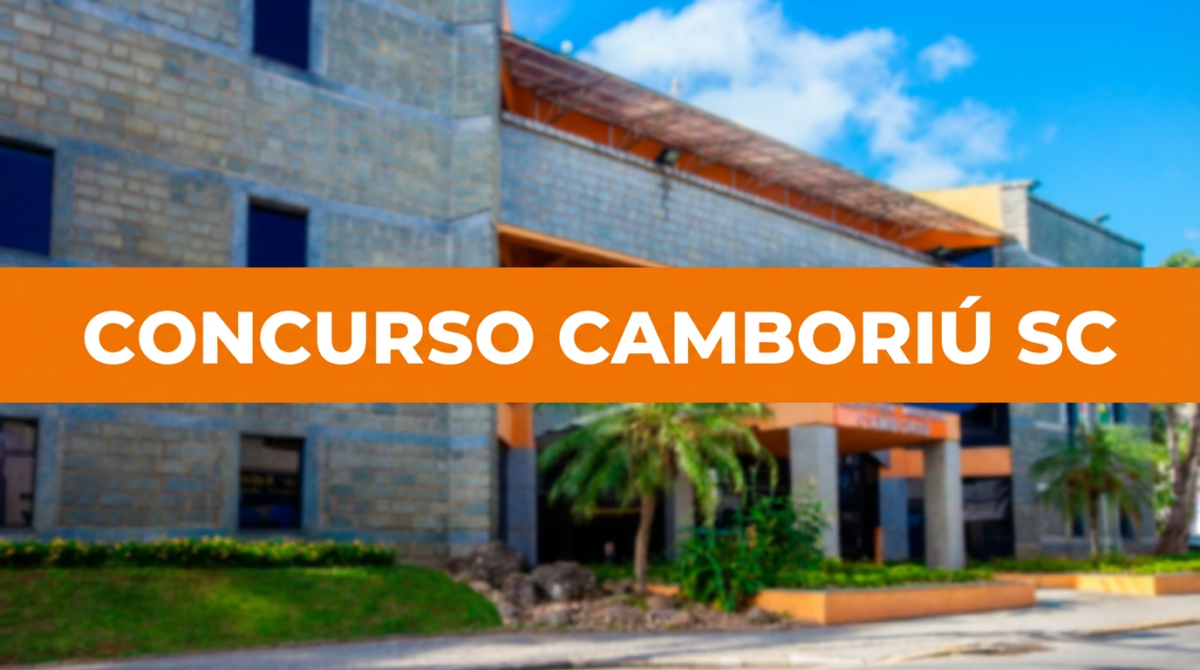 Prédio moderno da Prefeitura de Camboriú com fachada em tijolos cinzas, detalhes laranjas e palmeiras na entrada